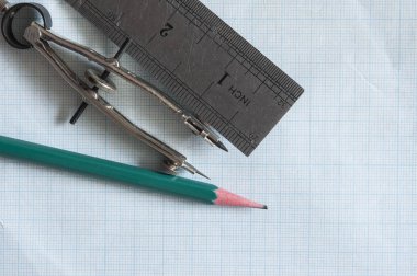 Alet takımları ve Cetveller grafik kağıt üzerine çizim seti