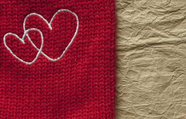 Weiße Herzen, handbestickt mit einem Kreuz auf rotem Leinen — Stockfoto
