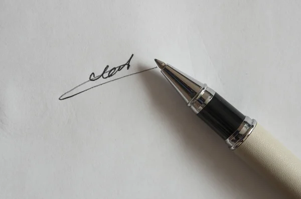 Pen met handtekening en document in achtergrond — Stockfoto