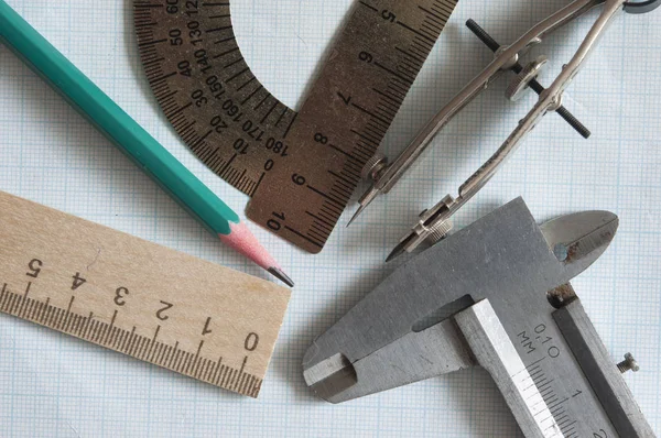 Set di strumenti da disegno e righelli su carta millimetrata — Foto Stock