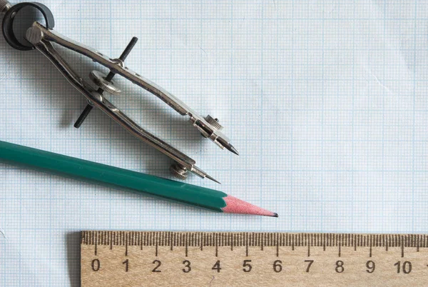 Set di strumenti da disegno e righelli su carta millimetrata — Foto Stock