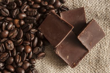 Tekstil arka planda çikolata ve kahve çekirdekleri