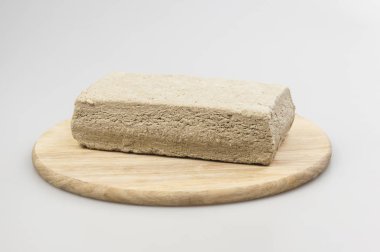 Beyaz bir arka planda helva.