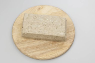 Beyaz bir arka planda helva.