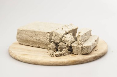 Beyaz bir arka planda helva.