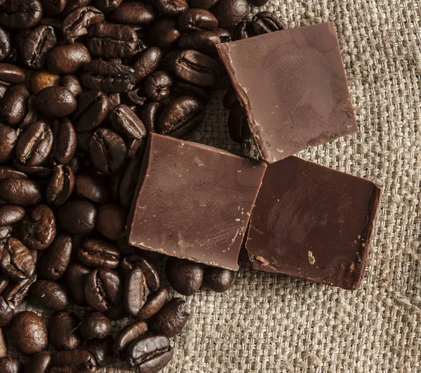 Choklad-och kaffe bönor på textil bakgrund — Stockfoto