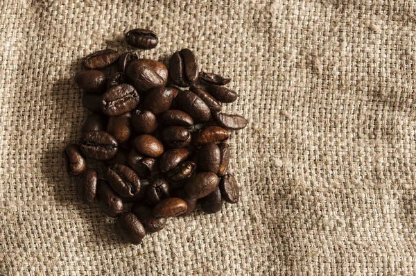 Grãos de café em uma demissão áspera — Fotografia de Stock