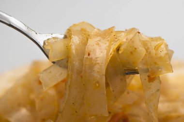Beyaz pirinç erişte ile funchoza salata. Boşluk Kopyala