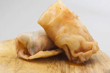 Doldurulmuş lahana ruloları beyaz arka planda izole edilmiş.