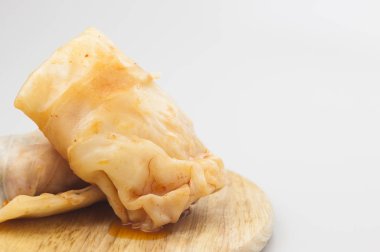 Doldurulmuş lahana ruloları beyaz arka planda izole edilmiş.