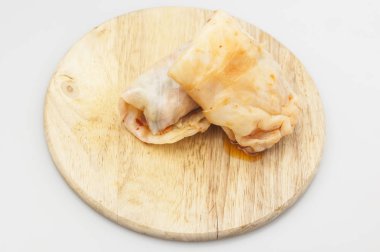 Doldurulmuş lahana ruloları beyaz arka planda izole edilmiş.