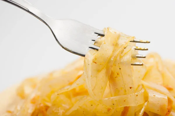 Funchoza salade met rijstnoedels op wit. Ruimte kopiëren — Stockfoto