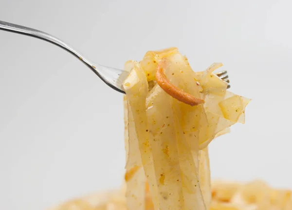 Funchoza salade met rijstnoedels op wit. Ruimte kopiëren — Stockfoto