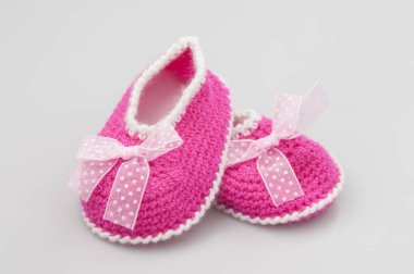 Beyaz arka planda bebek kız ayakkabıları, afiş, kopya alanı. Örme