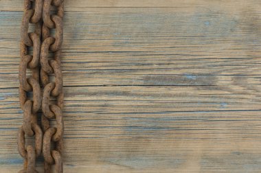 Demir zincir bağlantı ile ahşap tahta. Ön o asılı paslı zincir