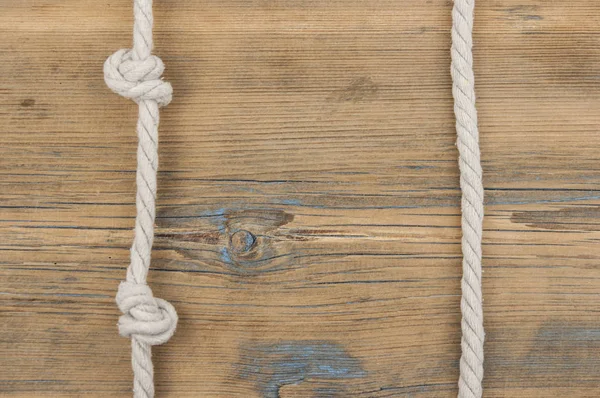 Avvicinamento di pannelli in legno con corda di nodo — Foto Stock