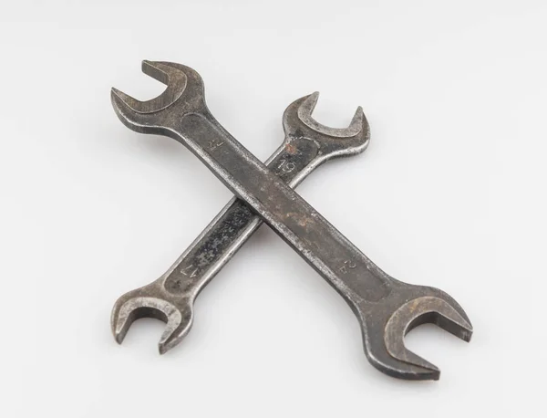 Παλιά σκουριασμένα κλειδιά που απομονώνονται σε λευκό φόντο — Φωτογραφία Αρχείου