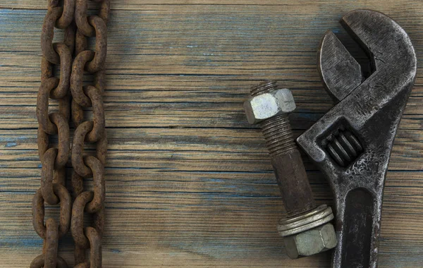 Tablero de madera de la llave de la vendimia con eslabón de cadena de hierro. Cadena oxidada han — Foto de Stock