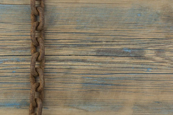 Placa de madeira com ligação de corrente de ferro. Cadeia enferrujada pendurada na frente o — Fotografia de Stock