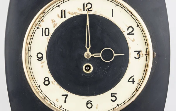 Μαύρο ρολόι τοίχου σε λευκό φόντο. Ο χρόνος γίνεται πιο έτοιμος. — Φωτογραφία Αρχείου