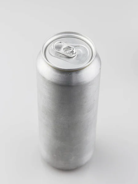 白い背景の上にアルミ缶 — ストック写真