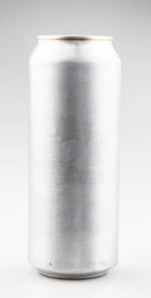 Boîtes en aluminium sur fond blanc — Photo