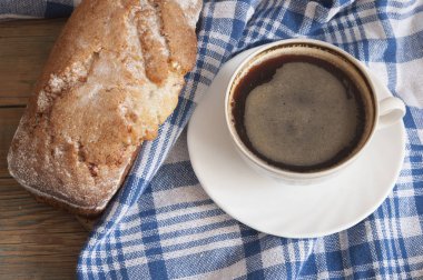 Kahve ve kek ahşap masa arka plan üzerinde