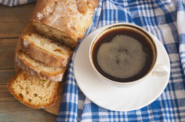 Kahve ve kek ahşap masa arka plan üzerinde