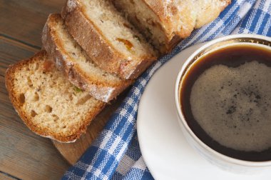 Kahve ve kek ahşap masa arka plan üzerinde