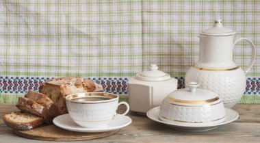 Kahve ve kek ahşap masa arka plan üzerinde