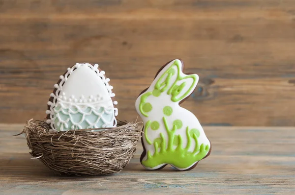 Galletas coloridas de Pascua sobre un fondo de madera —  Fotos de Stock