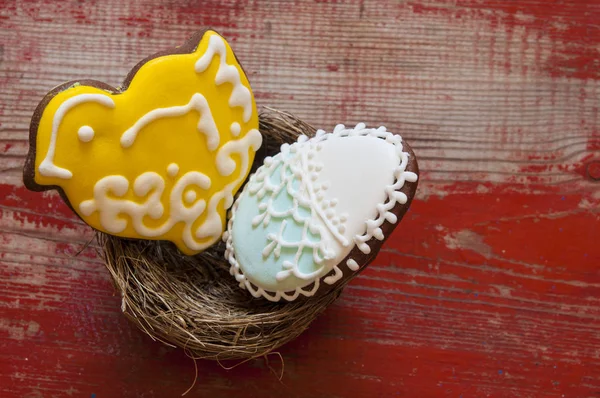 Biscuits de Pâques colorés sur un fond en bois — Photo