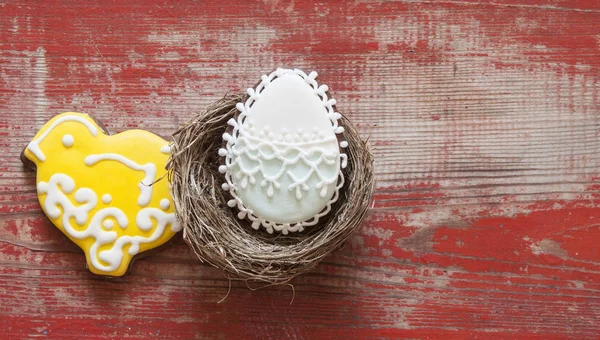 Galletas coloridas de Pascua sobre un fondo de madera —  Fotos de Stock