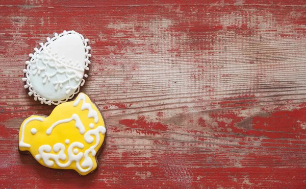 Barevné Velikonoce soubory cookie na dřevěné pozadí — Stock fotografie