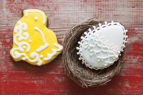 Galletas coloridas de Pascua sobre un fondo de madera —  Fotos de Stock