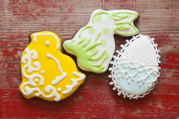 Coloridas galletas de Pascua sobre fondo de madera —  Fotos de Stock