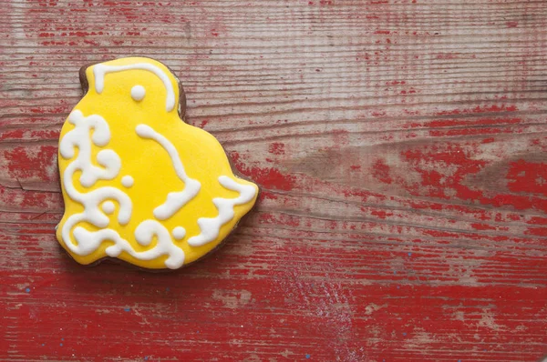 Cookies de Pâques colorés sur fond en bois — Photo