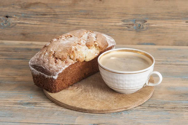 Kaffe och kakor på ett träbord bakgrund — Stockfoto