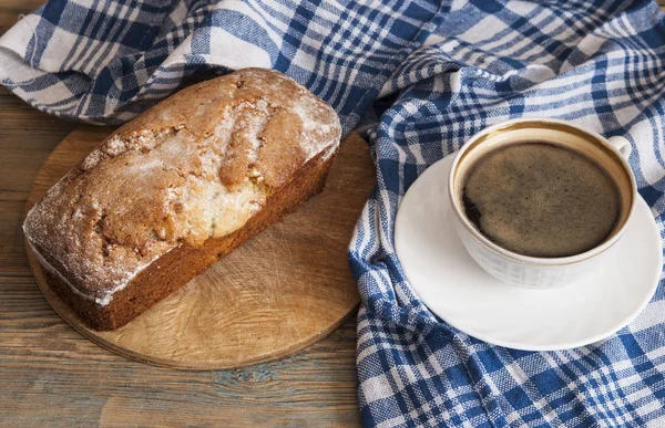 Koffie en gebak op een houten tafel achtergrond — Stockfoto