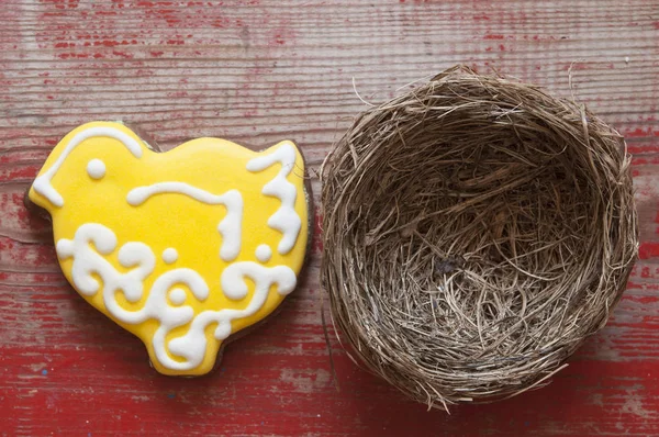 Galletas coloridas de Pascua sobre un fondo de madera —  Fotos de Stock