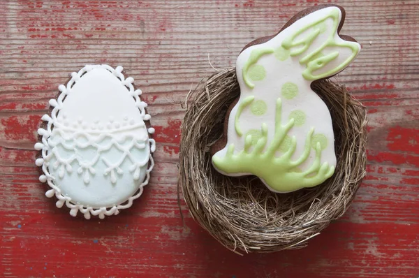 Galletas coloridas de Pascua sobre un fondo de madera —  Fotos de Stock