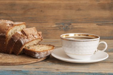 Kahve ve kek ahşap masa arka plan üzerinde