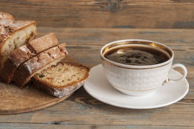 Kahve ve kek ahşap masa arka plan üzerinde