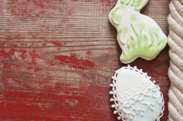 Coloridas galletas de Pascua sobre fondo de madera —  Fotos de Stock