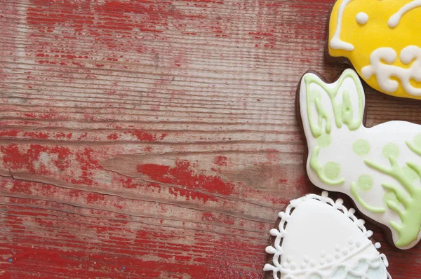 Цветные пасхальные печенья на деревянном фоне — стоковое фото