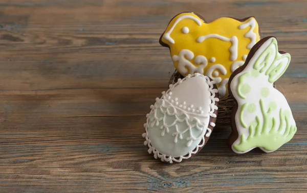 Galletas coloridas de Pascua sobre un fondo de madera —  Fotos de Stock