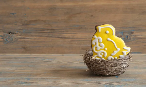 Galletas coloridas de Pascua sobre un fondo de madera — Foto de Stock