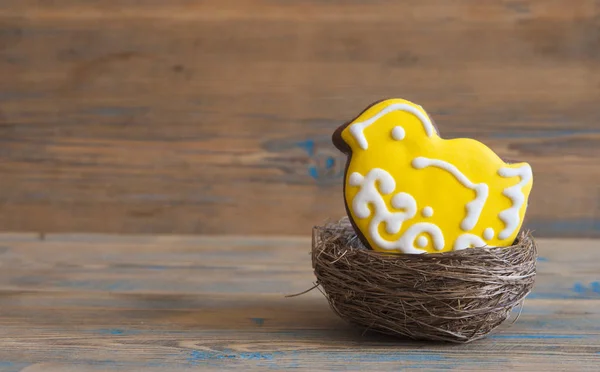 Galletas coloridas de Pascua sobre un fondo de madera — Foto de Stock