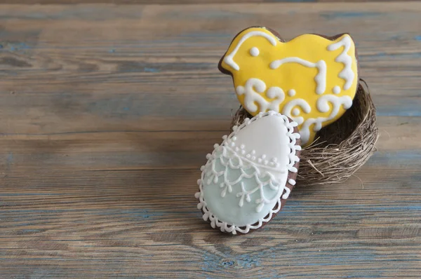 Galletas coloridas de Pascua sobre un fondo de madera —  Fotos de Stock