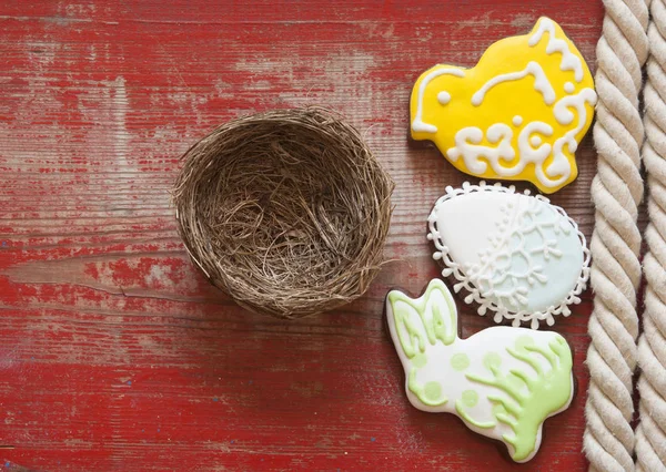 Galletas coloridas de Pascua sobre un fondo de madera — Foto de Stock